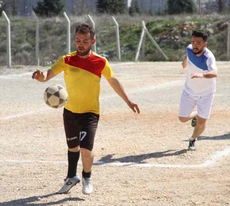 <p>Dülükspor Başkanı Ahmet Bilen de 6 yıl önce gönüllü olarak bir araya gelerek, liglerini kurduklarını belirtti. "Türkiye Futbol Federasyonunun (TFF) bütün kuralları bizim ligimizde de geçerli." diyen Bilen, şunları kaydetti: "İddia ediyoruz ki Gaziantep`in hiçbir köyünde böyle bir proje, böyle sosyal aktivite yok. Bize has olduğunu düşünüyoruz. Kendi ligimizi kurduk. Disiplin kurulumuz, lig yöneticilerimiz var. Takımlarda 17-55 yaş arasında futbolcularımız var. Federasyonumuzun kararıyla takımlara bir yabancı futbolcu transfer hakkı verdik. Onu da çevre köylerden alıyoruz."</p>

<p> </p>
