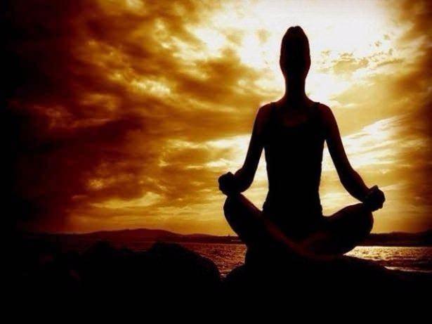 <p>Yavaşça nefes alıp verin, hızla rahatladığınızı hissedeceksiniz. Eğer bu işe yaramıyorsa bazı meditasyon tekniklerine başvurabilirsiniz. Örneğin beş dakika süreyle gözlerinizi kapatın ve bir ormanın ortasında olduğunuzu hayal edin.</p>