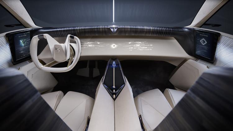<p>DS Aero Sport Lounge'un yapay zekası olan IRIS, her şeyi basit bir konuşma ile kontrol etmek için ön konsolun merkezinde bulunuyor. </p>

<p> </p>
