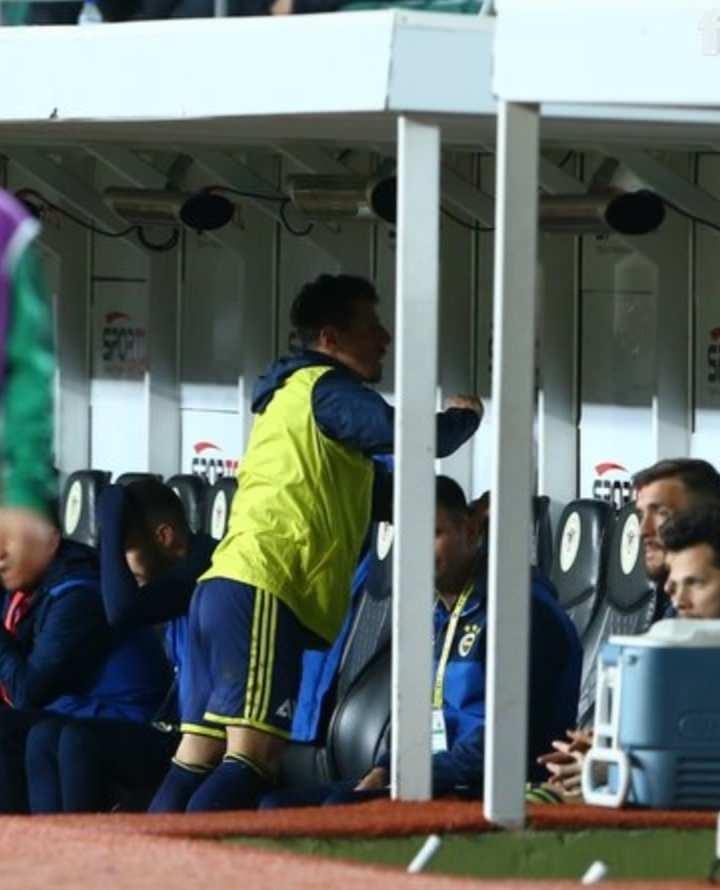 <p>Fenerbahçe Kaptanı<strong> Emre Belözoğlu</strong>, 1-0 kaybedilen Konyaspor maçında kenara geldikten sonra adeta çıldırdı. Emre takım arkadaşlarına oldukça öfkelenirken, sinirini yedek kulübesinden çıkardı. </p>

<p> </p>
