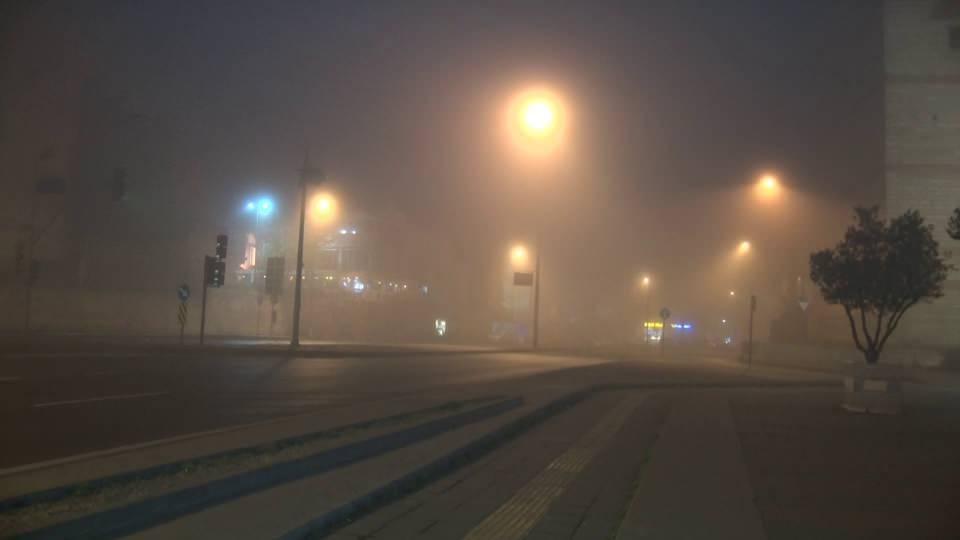 <p>İstanbul'da gece saatlerinden itibaren görülmeye başlayan sis kentin birçok noktasında etkili oldu.</p>