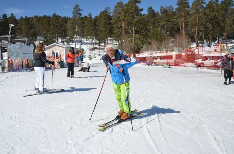 <p>Küçük yaşlarda başladığı kayak sporundan yıllar geçmesine rağmen vazgeçmediğini ifade eden Üstündağ, "Antrenörlük kursuna katılıp, başarı elde ederek 2. Kademe Antrenör Belgesi aldık. Milli hakemim ve aynı zamanda da fahri çalıştırıcı diplomam var. Bu zamana kadar sağlıklı geldik. Allah'a şükür olsun, herkesin de böyle olmasını dilerim." dedi.</p>

