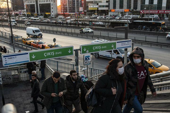 <p>Dün gece saatlerinde Sağlık Bakanı Fahrettin Koca'nın yapmış olduğu ''Türkiye'de ilk koronavirüs vakasına rastlandı'' açıklamalarının ardından Türkiye genelinde insanlar büyük önlem almaya başladı. Temizlik malzemelerinin satışı hızlandı. Bugün itibariyle İstanbul'da koronavirüs maskesi ile dolaşan insanların sayısı ise bir hayli artmış durumda.</p>
