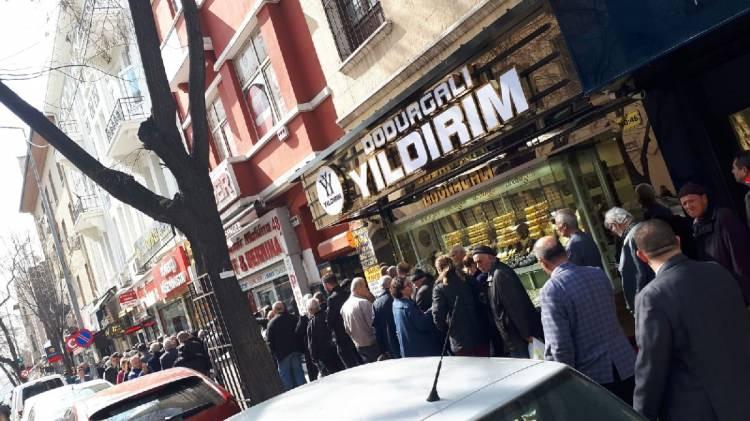 <p>Korona virüsünün Türkiye'de de olduğunun ortaya çıkması üzerine vatandaşlar kolonyacılara akın etti. Satıcılar taleplere yetişemediklerini söylerken mağazaların önünde kuyruklar oluşuyor.</p>