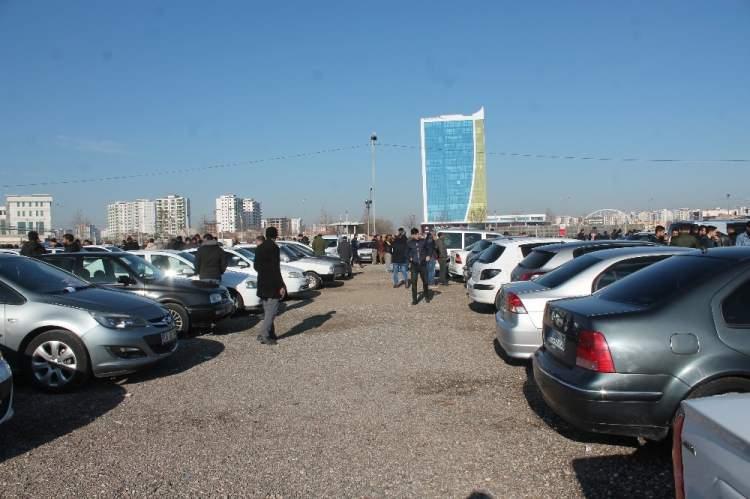 <p>Ardından 4 bin 462 adetle Renault Fluence, 4 bin 214 adetle Opel Astra, 3 bin 541 adetle yine Renault Symbol, 3 bin 57 adetle BMW 3 Serisi ve 3 bin 19 adetle BMW 5 Serisi geldi. </p>

<p> </p>
