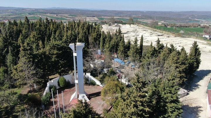 <p>1912 yılının 17 Kasım gecesi yaşanan bu acı olaydan sonra bu tepe ‘Alaiye Şehitliği’ olarak kayıtlara geçti.</p>