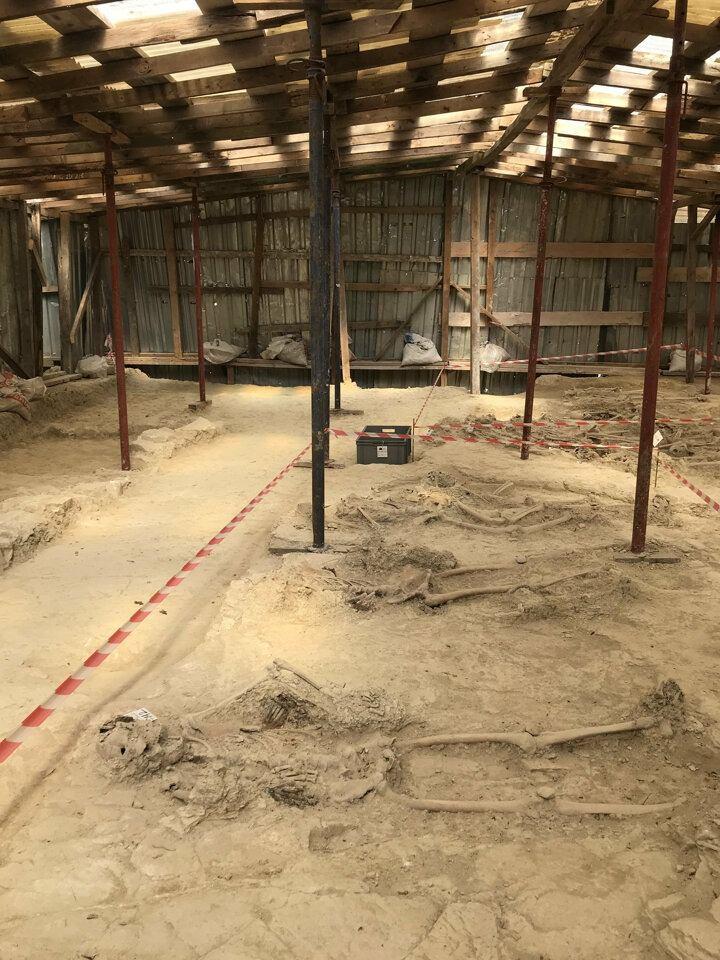 <p>Bunun üzerine anıtın çevresinde bulunan alanda kazı başlatıldı. Çalışmalarda çok kısa süre sonra savaş kıyafetleriyle gömülmüş şehit mezarları bulunmaya başlandı.</p>