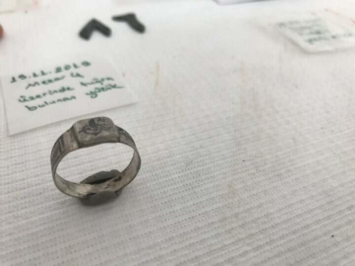 <p>"Bu alanda bir şehitlik kompleksi yapılması planlandı. Şehitlik olması nedeniyle kazı &ccedil;alışmalarının bizim tarafımızdan yapılması istendi. Biz de yaklaşık bir yıl &ouml;nce alanda &ccedil;alışmaya başladık. Projenin m&uuml;ze alanı olarak ayrılan b&ouml;l&uuml;m&uuml;nde yaptığımız &ccedil;alışmalarda y&uuml;zeyin 50-60 cm altında şehit mezarları bulmaya başladık. Burada toplamda 30 şehidimizin mezarı tespit edildi. 16 tanesi toplu g&ouml;m&uuml;lm&uuml;ş, diğerleri ise tekil g&ouml;m&uuml;ler şeklinde. Bulduğumuz şehitlerden ikisi Daniel ve Avedis adlı iki gayrim&uuml;slim T&uuml;rk subayı. Ayrıca 3 M&uuml;sl&uuml;man olan 3 T&uuml;rk subayı isimlerini &uuml;zerlerinden &ccedil;ıkan Osmanlı m&uuml;h&uuml;rlerinden tespit edildi. Bunlar 86.Alayın askerleri, Askerlerin ne şekilde &ouml;ld&uuml;kleri y&ouml;n&uuml;nde &ccedil;alışmalar devam ediyor. Şehitlerimiz &uuml;zerlerindeki kıyafetler ve &ouml;zel eşyaları hatta &uuml;zerlerindeki m&uuml;himmatlarıyla birlikte g&ouml;m&uuml;ld&uuml;ğ&uuml;n&uuml; g&ouml;rd&uuml;k. Arkeoloji M&uuml;zeler m&uuml;d&uuml;rl&uuml;ğ&uuml; olarak daha &ouml;nce arkeolojik alanlarda kazılar yapıyorduk. Bu bizim bir şehitlikte yaptığımız ilk kazı."</p>
