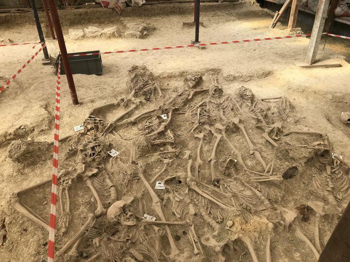 <p>AYNI ALANDA TARİH &Ouml;NCESİ D&Ouml;NEMDEN PAR&Ccedil;ALAR DA BULUNDU</p>

<p>&Ouml;te yandan b&ouml;lgede yapılan kazılar sırasında ise topraktan adeta tarih fışkırdı.</p>
