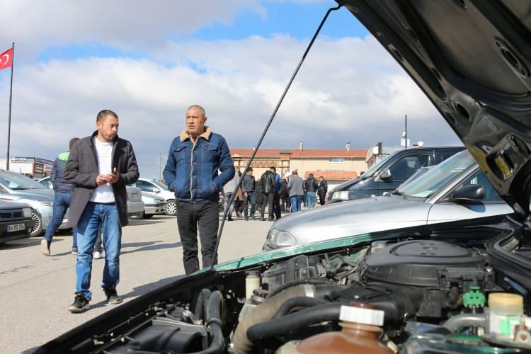 <p><strong>Birkaç saat sonra sattım. Yerine başka araç almak istedim ancak piyasada araç yok. Pişman oldum. Ne yapacağım bilmiyorum"</strong> diye konuştu.</p>
