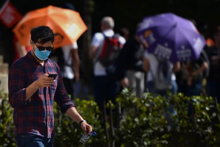<p><strong>JAPONYA</strong></p>
<p>11 Mart itibarıyla en fazla koronavirüs vakasının görüldüğü 11. ülke olan Japonya, Reuters'a göre virüse karşı 4,1 milyar dolarlık bir paket hazırladı.</p>
<p>Hükümet, 10 Mart günü bir acil durum taslağı hazırladı. 12 Mart itibarıyla uygulamaya geçmemiş olan taslakta insanların evlerinde tutulması gibi planlar var.</p>
<p>Japonya, yaz aylarında Olimpiyat Oyunları'na lara ev sahipliği yapacak. Açılışın 24 Temmuz'da yapılması planlanıyordu. Fakat salgının büyümesi, oyunları tehlikeye atıyor.</p>
<p>Japonya, dünyanın en fazla yaşlı nüfusuna sahip ülkelerinden biri. Bu nedenle acil durum önlemlerinin kapsamı geniş tutuluyor.</p>
<p>Taslakta yer alan önlemler arasında eğitime ara verilmesi ve çok sayıda kişinin bir araya gelebileceği türden mekanların kapatılması da var.</p>
<p>Plan, hükümete ihtiyaç duyulan bina veya arsaları geçici bir süreliğine hastaneye dönüştürme izni de veriyor.</p>
<p>Fakat hükümetin bu taslağı ne zaman hayata geçireceği belli değil.</p>
