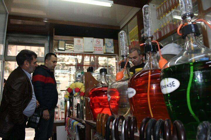 <p>Elazığ'da bir esnafın koronavirüs öncesinde üretimini yaptığı ve günlük 150 litre sattığı kolonyaya talep arttı. Günlük 2 bin litre kolonya satmaya başlayan esnaf, talebe yetişmekte güçlük çekiyor.</p>

<p> </p>
