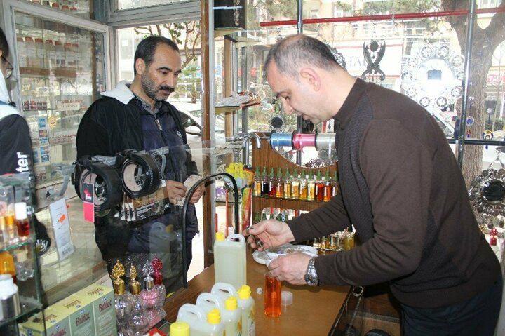 <p>Çin'de ortaya çıkan ve birçok ülkeye olduğu gibi Türkiye'ye de sıçrayan koronavirüs öncesinde günde 150 litre kolonya satan Buldaç, şu anda talebe yetişemiyor.</p>
