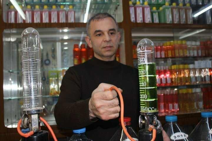 <p>Kendi ürettikleri kolonyanın litresini 30 TL'den müşteriye sunan Buldaç, fiyat artışlarının nedeninin alkol sıkıntısından kaynaklandığını söyledi.</p>
