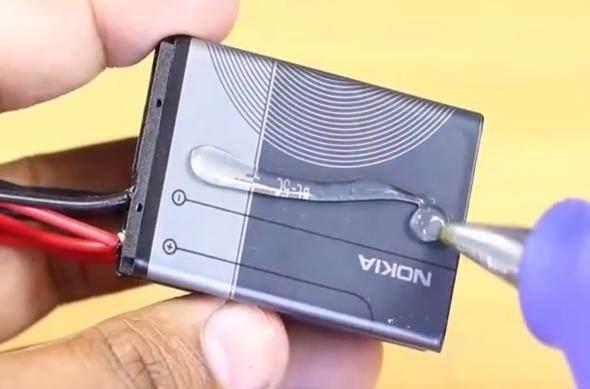 <p>Son Nokia bataryasını da tutkallayalım ve...</p>
<p> </p>