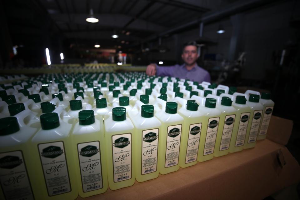 <p>Bizler elimizden geldiğince iç pazarımıza mal vermeye devam ediyoruz. Normalde 56 ülkeye ihracat yapıyorduk ama şimdi tüm ülkeler özellikle de limon kolonyası için bizi arıyor. </p>
