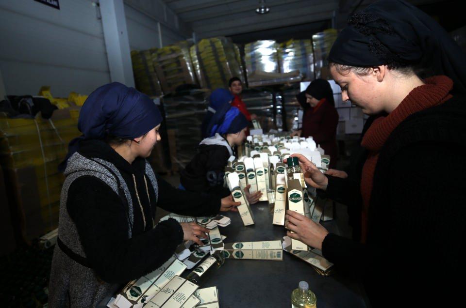 <p><strong>"4 ay kullanacağımız kozmetik alkolü 10 günde bitti"</strong></p>
<p>Kolonyaya talebin yoğun olmasına karşın, kozmetik alkolü aldıkları ülkelerden mal gelmediğini, bu konuda büyük sıkıntı yaşadıklarını anlatan Yorgun, şöyle konuştu:</p>