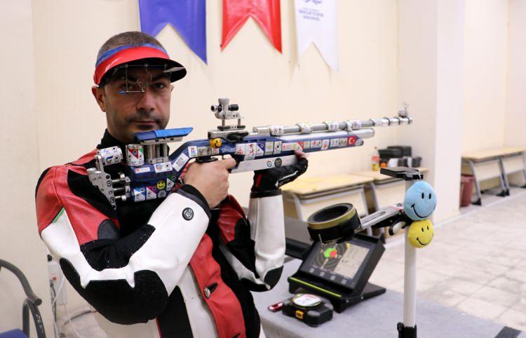 <p>Akgün, son olarak iki hafta önce Polonya'da katıldığı Havalı Silahlar Avrupa Şampiyonası'nda 630.1 puanla hem Türkiye rekoru kırdı hem de erkeklerde havalı tüfek kategorisinde olimpiyat kotasına ulaşan ilk milli sporcu unvanını aldı. </p>
