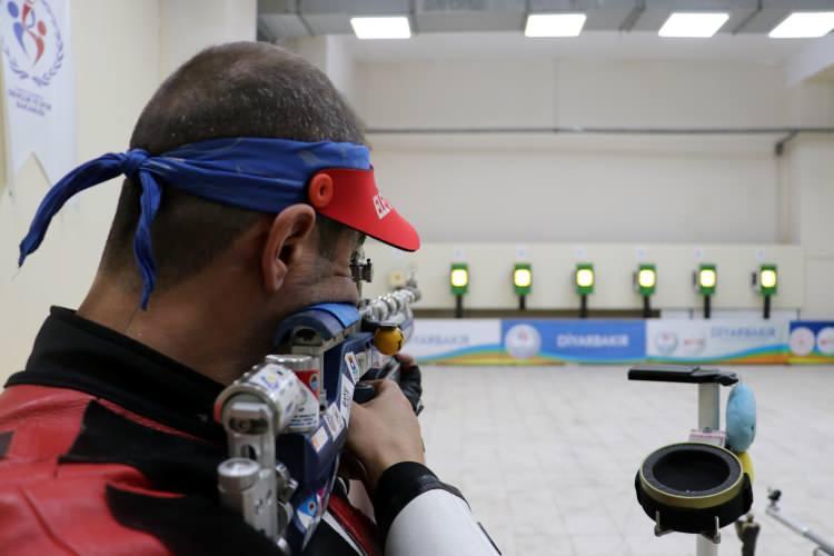 <p>Polonya'daki turnuvanın ardından döndüğü memleketi Diyarbakır'da olimpiyat hazırlıklarına başlayan Akgün, günde 5 saat atış, 5 saat de kondisyon çalışması yapıyor.</p>
<p> </p>