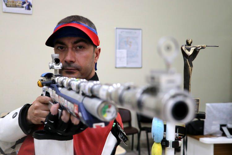 <p><strong>"Çok gururluyum"</strong></p>

<p>Ömer Akgün, AA muhabirine yaptığı açıklamada, özenerek başladığı sporda başarılı olmak için büyük çaba gösterdiğini belirterek, bu sayede katıldığı müsabakalarda 103 madalya kazandığını söyledi.</p>
