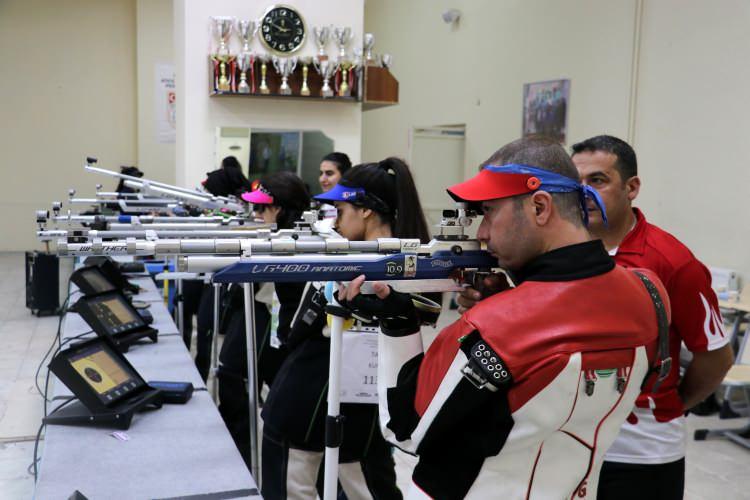 <p><strong> Mehmet Demir: "Çok çalışıp, başardı"</strong></p>
<p> </p>
<p>Diyarbakır Gençlik ve Spor İl Müdürü Mehmet Demir ise Ömer Akgün'ün olimpiyata katılmasının önemine işaret ederek, erkeklerde havalı tüfek kategorisinde olimpiyat kotası alan ilk Türk sporcu olduğunu söyledi.</p>