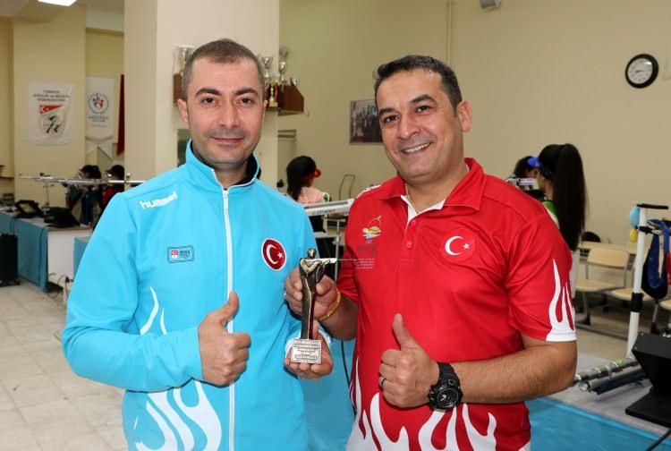<p>"Bu sayede erkekler tüfek müsabakasında Türkiye ilk defa olimpiyatlara gitme hakkı kazandı. Milli sporcumuz daha önce Avrupa şampiyonluğu ve dünya dördüncülüğü gibi büyük başarılar elde etmişti. 2016 olimpiyat kotasını çok küçük puanla kaçırmıştı, çok çalışıp, başardı. İnşallah olimpiyatlarda bayrağımızı dalgalandırıp, büyük başarı gösterecek."</p>
<p> </p>