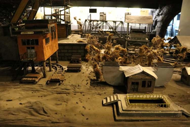 <p>Öte yandan yeraltının zorlu koşullarında üretimde bulunan maden işçilerinden oluşan ve Türkiye'de ilk olma özelliği taşıyan "Madenci Korosu" da verdiği konserlerle emeği ve alın terini sahneye taşıyor.</p>