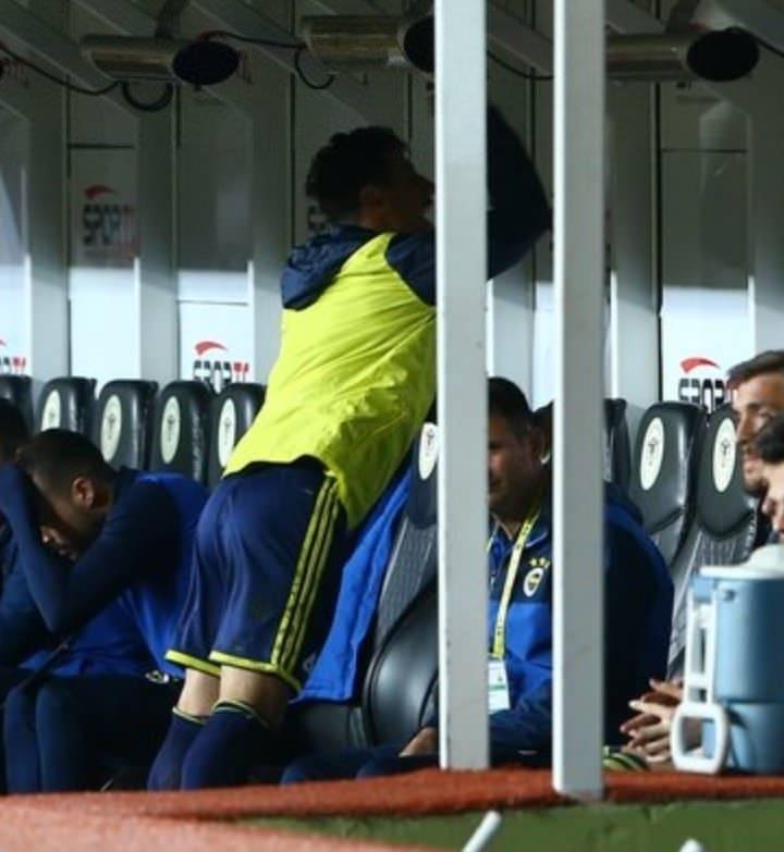 <p>64. dakikada yerini <strong>Mevlüt Erdinç</strong>'e bırakan ve kenara gelen 39 yaşındaki orta saha; Fenerbahçeli futbolcuların isteksiz hali, yapılan pas hataları ve sergilenen performanstan duyduğu öfkeyi yedek kulübesini yumruklayarak dışa vurdu.</p>

<p> </p>
