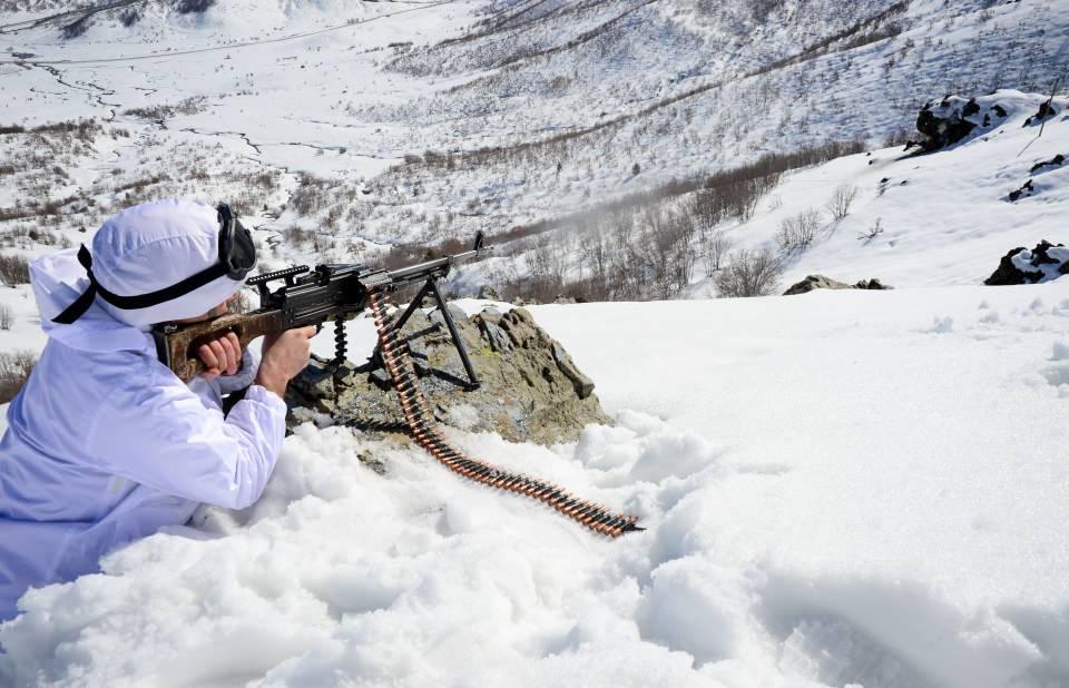 <p>Kar kalınlığının yer yer bir metreyi aştığı yerlerde, özel kıyafet ve donanımlarıyla PKK'lı teröristlere göz açtırmayan JÖH'ler, vatanın bölünmez bütünlüğü için elleri tetikte vatan nöbeti tutuyor.</p>

<p> </p>
