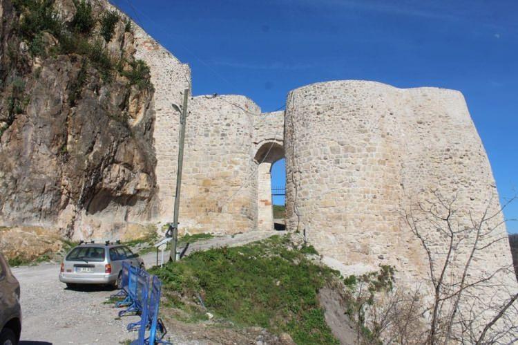 <p><strong>"ÇALIŞMALARLA KALENİN TARİHİ VE DEHLİZLER ORTAYA ÇIKARILACAK"</strong></p>
<p>Kültür ve Turizm Bakanlığı'nın, Ünye Kalesi'nde birinci ve ikinci etap kapsamında saha yüzeyi çalışmalarını tamamladığını belirten Başkan Tavlı, "Bu yıl da üçüncü etabın ihalesini yaptık. Bu kaleyle ilgili, 'kalede bulunan dehlizlerde altın var, kale altında odalar var' gibi çeşitli senaryolar yazıldı. </p>