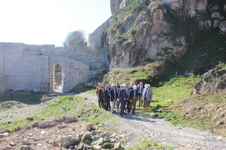 <p>Bu çalışmalarla tarihin ve dehlizin derinliklerinde ne olduğunu tam anlamıyla ortaya çıkaracağız. Dehlizlerin temizlenme çalışmaları 300 gün sürecek. Bu süreçte Ünye Kalesi, ziyarete kapalı olacak. Çalışmalar aynı zamanda Hitit Üniversitesi'nin hocalarıyla istişare halinde yürütülüyor" diye konuştu.</p>