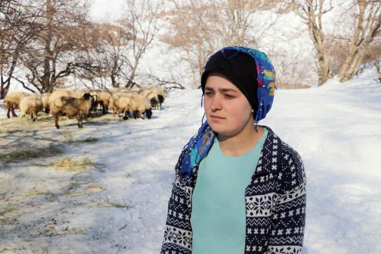 <p>Tarım ve Orman Müdürlüğü Kırsal Kalkınma ve Örgütlenme Şube Müdürü Bünyamin Hakan ise ağılın çökmesi sonucu 389 küçükbaş hayvanı telef olan Şehriban Şipal'in yüzünü daha önce devlet ve milletin desteğiyle güldürdüklerini belirtti.</p>