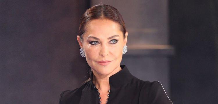 <p><strong>Hülya Avşar</strong></p>
<p>'Ellerimizi yıkamaya, stabil olmaya devam edelim. Dünyada olan bir şey, önlemlerimizi alıp hayatımıza devam edeceğiz.'</p>