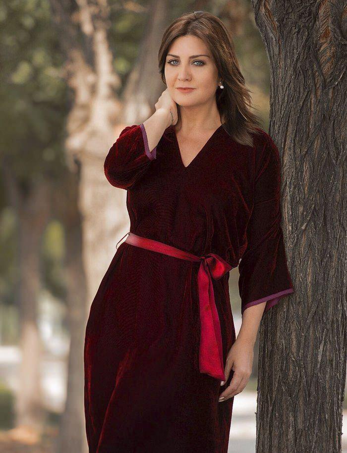 <p><strong>Sibel Can</strong></p>
<p>'Bakanlığın yayınladığı virüsten korunma yollarını uyguluyorum. Ellerimi sık yıkıyorum, sağlıklı besleniyorum, hapşırıp öksürürken mendille ağzımı kapatıyorum. Hasta kişilerle temasta bulunmuyorum. Çantamda dezenfektan spreyim var. Bütün bu kurallara uyarak devam ediyorum yaşantıma.'</p>