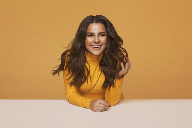 <p><strong>Merve Özbey</strong></p>
<p>'Tabii ki bu durumu önemsemeli ve önlemlerimizi almalıyız. Hijyene dikkat etmeli, bağışık sistemimizi güçlü tutmalıyız ama asla bir panik havasına girmememiz gerekir. Birçok virüs gibi korona da artık hayatımızda ama gerekli önlemlerle üstesinden gelinebileceğini biliyoruz.</p>