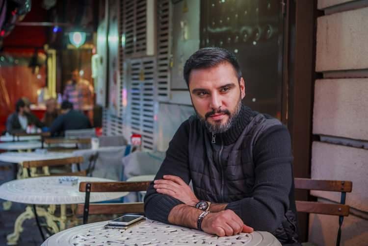 <p><strong>Alişan</strong></p>
<p>'Bakanlığımızı bu zamana kadar yaptığı çalışmalardan dolayı tebrik ediyorum. Bu durumu çok iyi yönettiler. Ben de ellerimi sık sık yıkıyorum, dezenfektan kullanıyorum. Bulunduğum ortamlarda hijyene çok dikkat ediyorum.'</p>