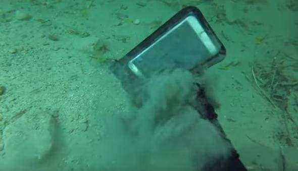 <p>Biraz daha dikkatlice bakınca... Evet bir telefon!</p>