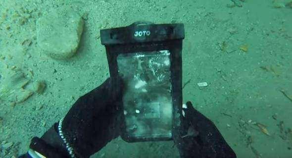 <p>Telefon su geçirmez kılıfı takılı halde düştüğünden dalgıç şüpheleniyor!</p>