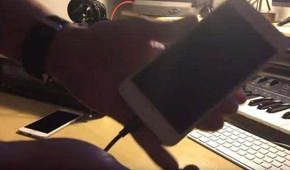 <p>Şimdi de iPhone'u hemen bilgisayara bağlayıp çalışıp çalışmadığını kontrol ediyor.</p>
