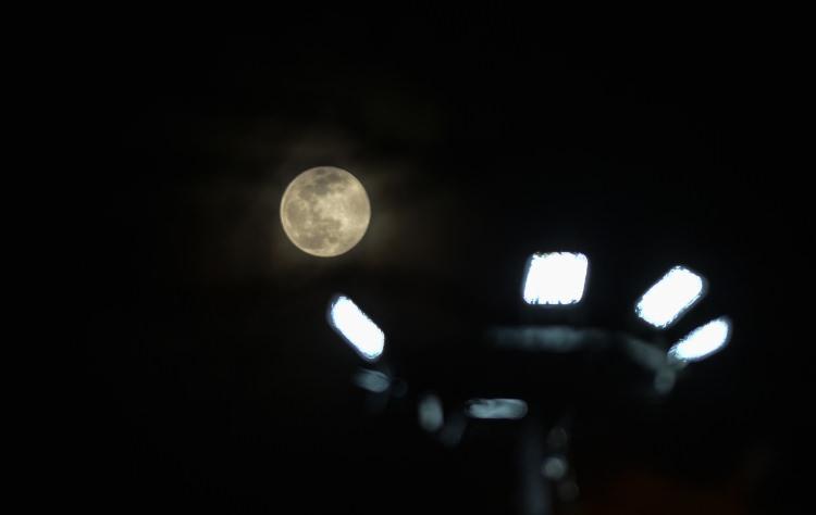 <p> Ulus Parkı'na gelen vatandaşlar hem Süper Ay'ı izledi hem de o anları fotoğraf çekerek ölümsüzleştirdi. </p>
