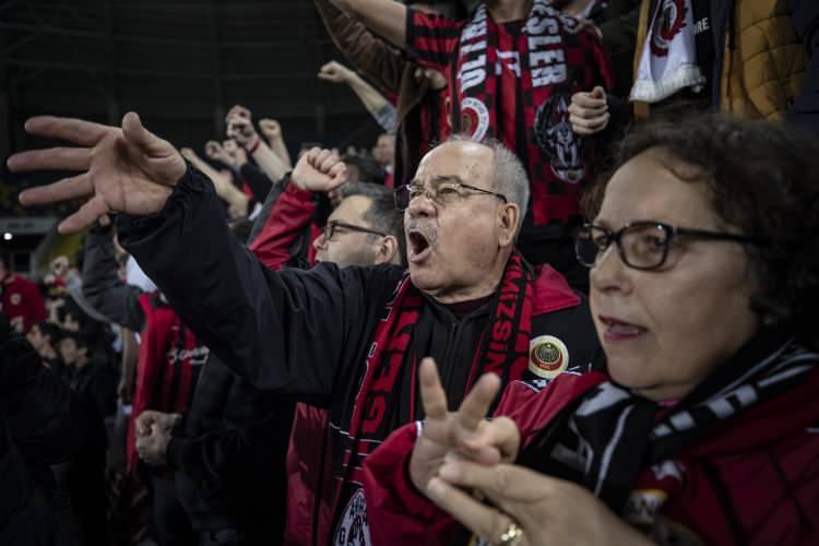 <p><strong>"Biz maçlara ailecek çeyrek asırdır gidiyoruz. Zaten birimiz yoksa eksikliğini hissediyoruz orada. Ne kadar çok aile maça gelirse, futbolun zevki daha çok artıyor. Ailelere tavsiyem sportif faaliyetlere ve futbol maçlarına gelsinler. Gelsinler ki daha heyecanlı ve olaysız maçlar izleyelim."</strong></p>

<p> </p>
