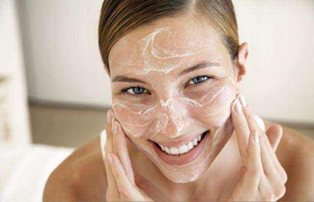 <p>Bu yüzden hemen bir bardak dolusu su için ve bol bol meyve tüketin. Buna rağmen siyah noktalar geçmiyorsa bir dermatoloğa danışmalısınız.</p>
