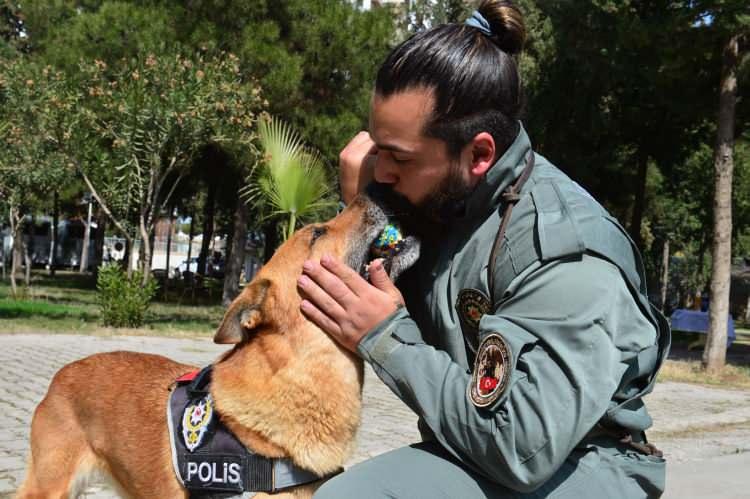 <p>Karayiğit, Hera'nın, başarılarıyla Şanlıurfa Emniyet Müdürlüğünün göz bebeği haline geldiğini, azmiyle herkesi şaşırttığını dile getirdi.</p>