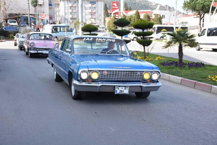 <p>"Bu araçları tamir edecek kişinin öncelikle bunlara ilgisi olması, sevmesi gerekir. Büyük emek verip topladığım, tamir ettiğim ve orijinal görünümüne kavuşturduğum bu araçlarım evimin altında değilse ben uyuyamam. Aracı ilk günkü haline getirdikten sonra da onları bir kenarda bırakmam, haftanın her günü ilgilenirim ama özellikle hafta sonları tek tek temizlerim ve çocuk gibi gezdiririm. Malzemelerini Ankara ve İstanbul'un yanı sıra Amerika'dan sipariş vererek temin ediyoruz. Ben çok mutlu oluyorum, gurur duyuyorum. Harcadığımız para da 70-80, 100 bin liraya kadar buluyor. Tabii bu sadece malzeme parası. İşçiliğini kendimiz yapıyoruz. Başka yerde yaptırsak 150-200 bin liraya kadar masrafı olur."</p>
