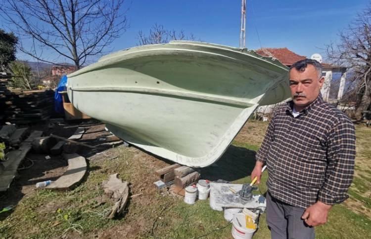 <p>'MARKALAŞTIRMAK İSTİYORUZ'<br />
<br />
Perşembe teknesini markalaştırmak için ilçede sayıları az olan kendisi gibi 15 tekne ustasıyla bir araya gelerek Perşembe Tekne İmalatı Kooperatifi de kurduklarını ifade eden Adem Atik, 'Sadece imalat değil, teknelerin bakımı da önemli. İlçede bu işleri yapan 15 usta kaldık. En gencimiz 40 yaşında. Biz istiyoruz ki bu sektörden ekmek yiyenlerin sayısı çoğalsın. Ekonomiye de katkımız artsın.</p>