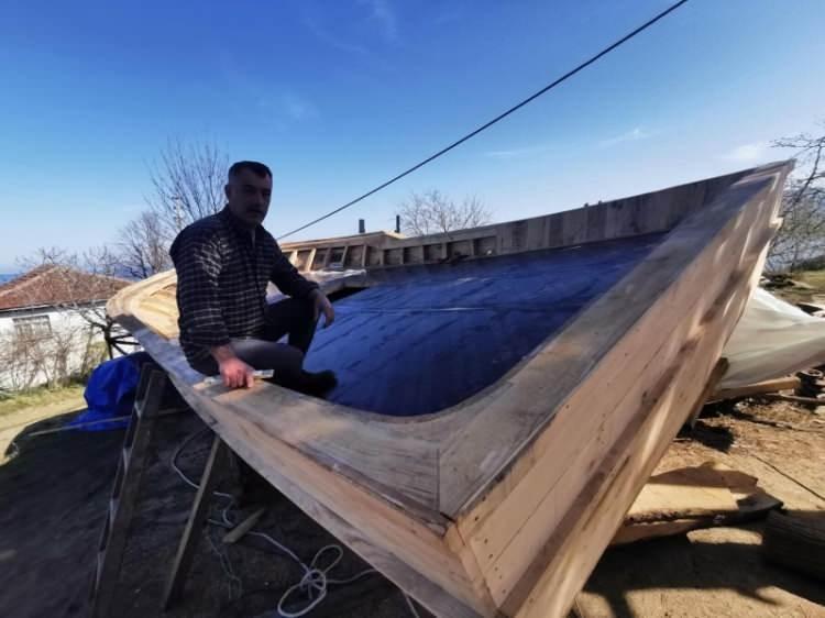 <p>Hem ağaçtan tekne yapım mesleğini sürdürelim, hem de Perşembe teknesini marka yapalım istiyoruz. Bize deniz kenarında 10 dönüm yer tahsis edilse yurt dışına ihracatta yapabiliriz. Özellikle yurt dışından yat gibi gezinti tekneleri talebi var.</p>