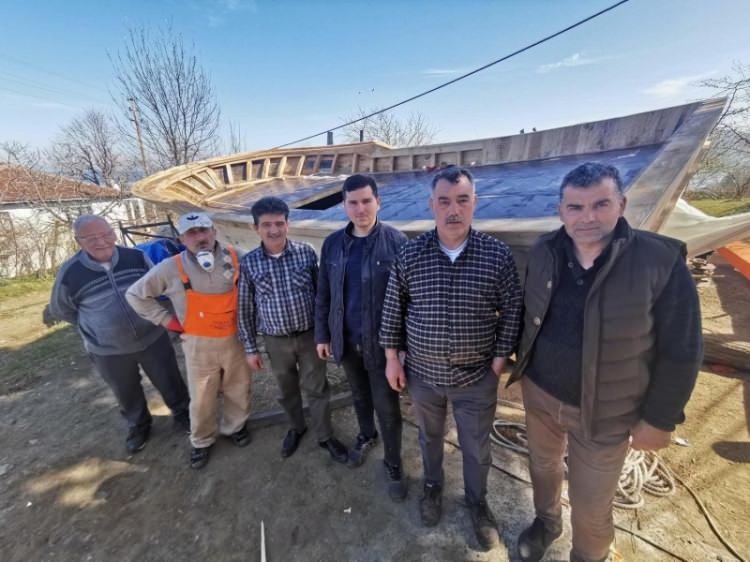 <p>Kapalı alanda hem tekne onarımı yapar, hem de çıraklardan yeni ustalar yetiştiririz. Bu konuda yoğun talep var ama karşılayamıyoruz. Büyükşehir Belediyesi yer konusunda bize yardımcı olabilirse Perşembe teknesini Türkiye'ye ve dünyaya duyurmuş oluruz' ifadelerini kullandı. (DHA)</p>
