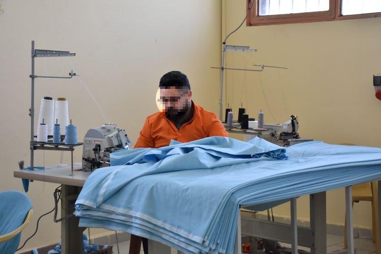 <p>- "Amacımız tekrar suça bulaşmalarını önlemek"</p>
<p>Muş E Tipi Kapalı Ceza İnfaz Kurumu Müdürü Serkan Ertaş, AA muhabirine, hükümlü ve tutukluların atölyede nevresim takımı üreterek kurumlara gönderdiğini söyledi.</p>