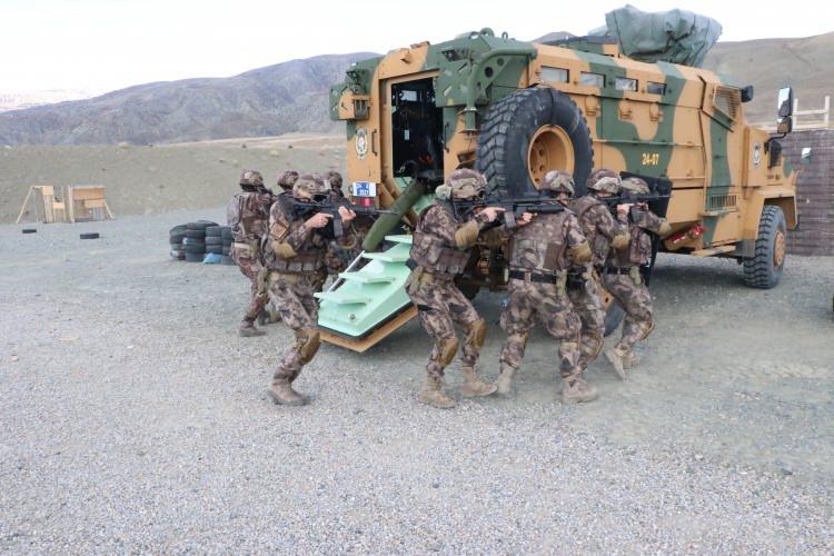 <p>"Polis Özel Harekat'taki arkadaşlarımız operasyonları her şartta ve her durumda gerçekleştirebilecek kabiliyettedir. Erzincan Özel Harekat Şubesi olarak bundan önceki yıllarda Afrin harekatına (Zeytin Dalı Harekatı) katıldık. Aldığımız eğitimlerle devletimizin bize vermiş olduğu her çeşit görevi, her şartta yapabilecek şekilde, her an hazırız. Ekiplerimizi hem meskun mahalde hem de arazide her çeşit operasyon yapabilmeleri için yetiştiriyoruz. Özel Harekat Başkanlığımız da buna dönük eğitim programları uygulamakta."</p>