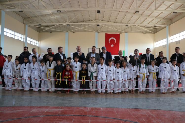 <p>Tenis, basketbol, futbol müsabakalarının yanı sıra savunma sporları eğitimi veriliyor.</p>
<p>Bölge halkının geçim kaynağı ziraat alanında, çiftçilere tohum desteği ve besi hayvanlarına bakım hizmeti sağlanıyor.</p>
<p>Geçen sürede ilçe ve bağlı belde ile köylerde yaşayan sivillerin sayısı 350 bine ulaştı.</p>